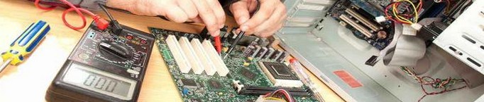 Technicien réparant un pc portable - Informatique67 - Strasbourg